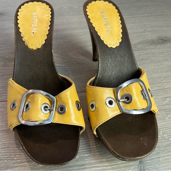 Beautiful Yellow Heels Size 7 - Picture 5 of 7